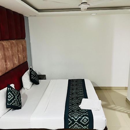 Hotel Marina Near Igi Airport Delhi New Delhi Bagian luar foto